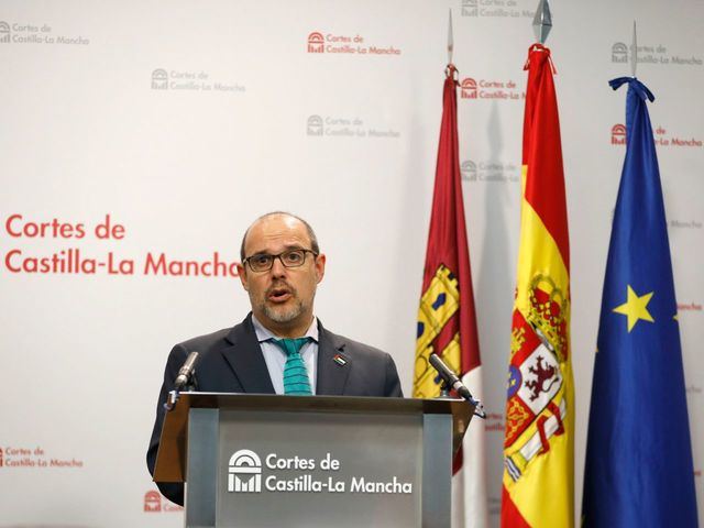 Las Cortes regionales inauguran la escultura de María Pacheco