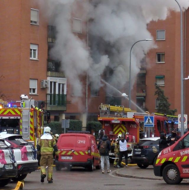 Los bomberos trabajan en la extinción de un incendio en un bloque de viviendas