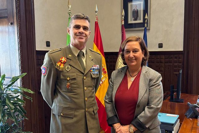 Conchi Cedillo recibe al nuevo director de la Academia de Infantería