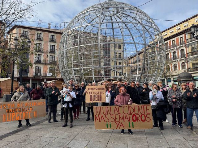 Los vecinos de Alberche llevan su protesta a Zocodover para exigir seguridad real en la CM-4101