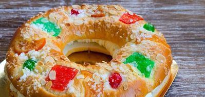 ¿Por qué el roscón de Reyes lleva fruta escarchada?