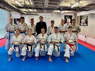 El concejal de Deportes, Antonio Núñez, ha entregado obsequios cerámicos al último Élite Kata Training Camp del año