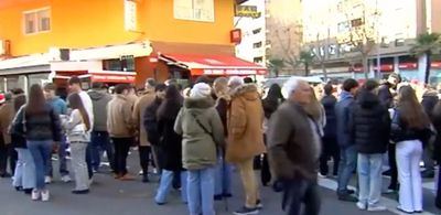 Este bar de Talavera vende 17.000 botellines en 4 horas en la tarde de Nochebuena