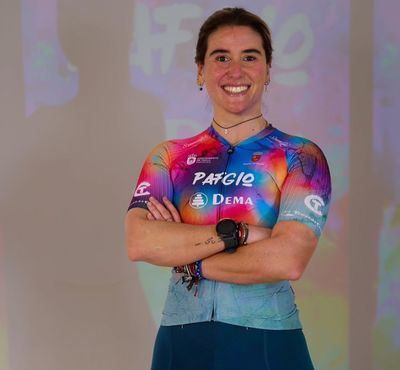 Marta Francés Gómez se reinventa en el ciclismo y entra en un equipo de élite femenino tras su retirada del triatlón paralímpico