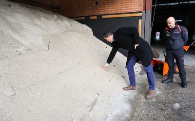 Velázquez supervisa el suministro de sal y la maquinaria municipal ante el descenso de temperaturas y posibles heladas