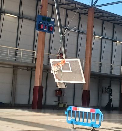 Se descuelga una canasta en el JAJE "debido al abandono de las instalaciones deportivas"