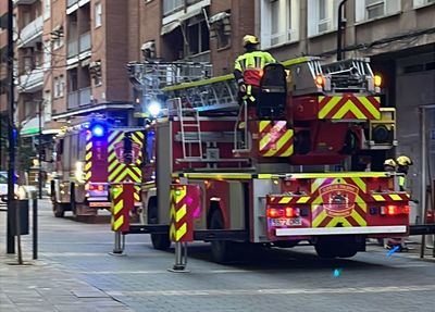 El viento provoca la caída de una antena y bloquea una calle en Talavera