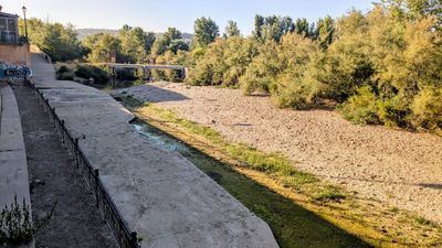 El Ayuntamiento asumirá la limpieza de la arena de la zona de las piraguas