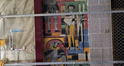 Un mural del nieto de Ruíz de Luna asoma entre andamios y cables en Talavera