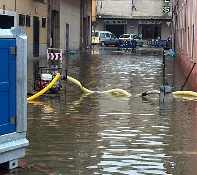 Los bomberos achican 2 millones de litros de agua por hora tras una noche de intensas lluvias