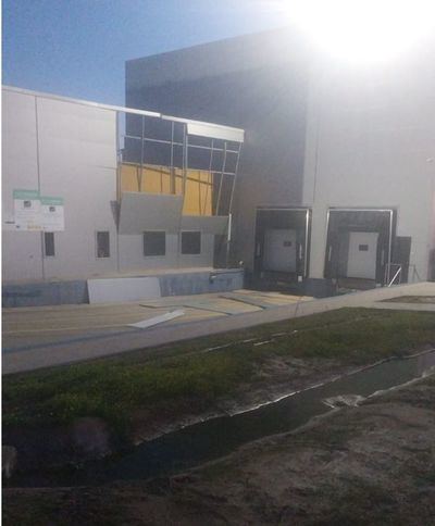 El fuerte viento golpea las instalaciones de Cárnicas Dibe en El Gordo