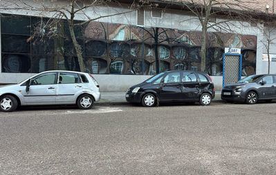 Un coche arrasa con ocho vehículos aparcados junto a la Delegación de Tráfico