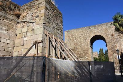 Indignación en Talavera: "no hay ninguna licitación para arreglar las torres de la muralla de Talavera"
