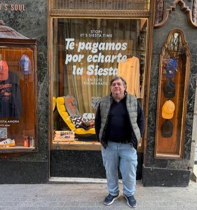 Un talaverano cobrará por dormir la siesta en el escaparate de una tienda madrileña