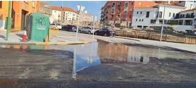 Vuelve a manar agua en una alcantarilla de Entretorres provocando grandes charcos