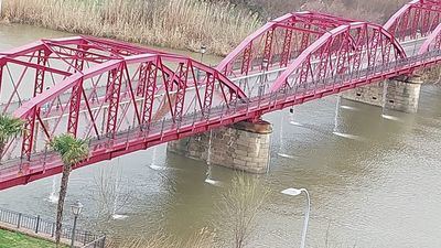 Rápida actuación de Aqualia tras la rotura de una tubería junto al Puente de Hierro