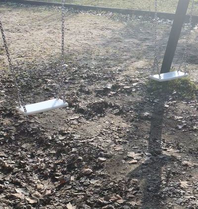 Los parques infantiles "llevan tres años abandonados mientras a Gregorio le sobran 8’1 millones de euros"