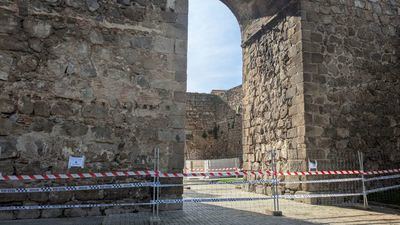 El PSOE denuncia el “abandono” de la muralla tras años de medidas provisionales