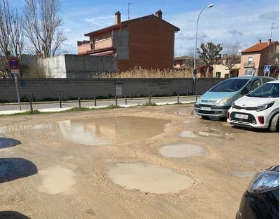 Socavones, barro y abandono en el aparcamiento de tierra del hospital de Talavera