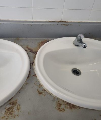 Así se encuentran las instalaciones deportivas: goteras, vestuarios y pavimentos deteriorados, problemas en el agua...