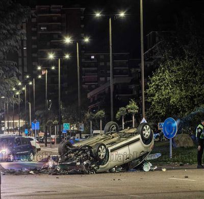 Un siniestro deja un coche volcado en una conocida plaza de Talavera
