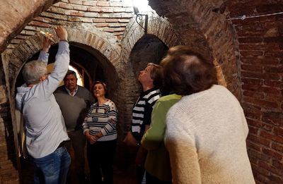 Camarena revive su memoria vitivinícola con una visita a una bodega y cueva centenarias