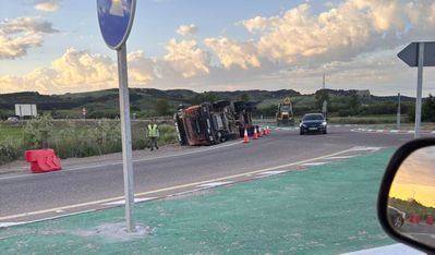 Un camión vuelca lateralmente en la N-502 a su paso por Talavera tras salirse de la vía