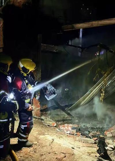 Un incendio en una vivienda abandonada provoca el colapso parcial de una cubierta en Fuensalida