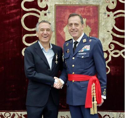 El Ejército del Aire distingue a Roberto Brasero con la Cruz del Mérito Aeronáutico
