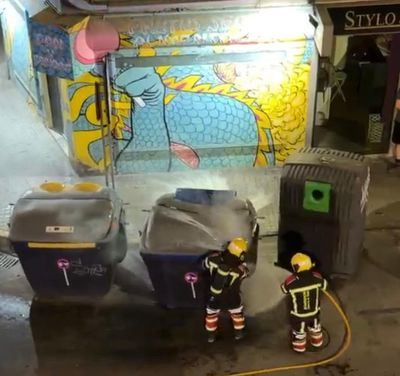 Susto en Talavera: Los bomberos sofocan el incendio de un contenedor