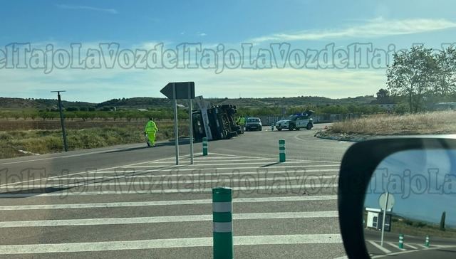 Vuelca un camión en la rotonda de Montearagón