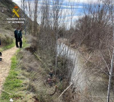 Rescatan a un menor y un adulto con discapacidad tras caer al río
