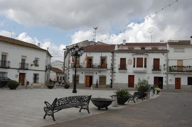 NAVAMORCUENDE | Al menos 2 positivos, un bar cerrado y aglomeración en el centro de salud