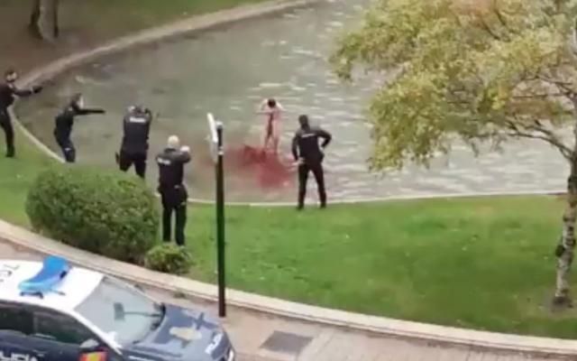 Muere un joven tras apuñalarse varias veces desnudo en una fuente