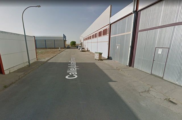 Imagen de la calle donde se ha producido el incendio que aún no se ha extinguido