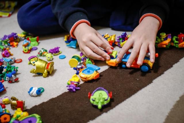 Un niño juega en su casa con unos muñecos cuando queda tan solo un día para que niños y preadolescentes puedan salir a la calle durante el confinamiento
