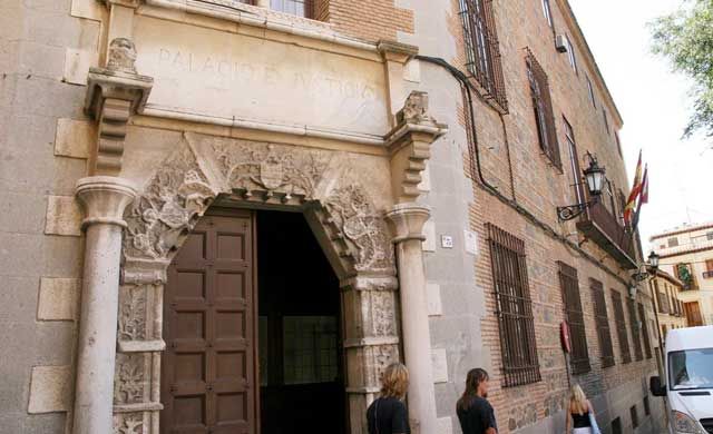 Dos años de cárcel por estafar a 15 'chicos de compañía'