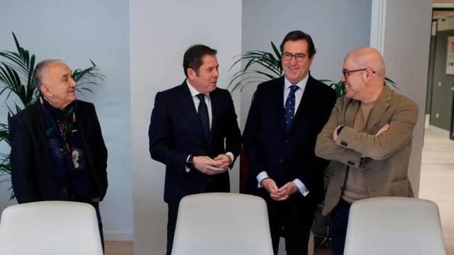 Patronal y sindicatos pactan un nueva subida salarial