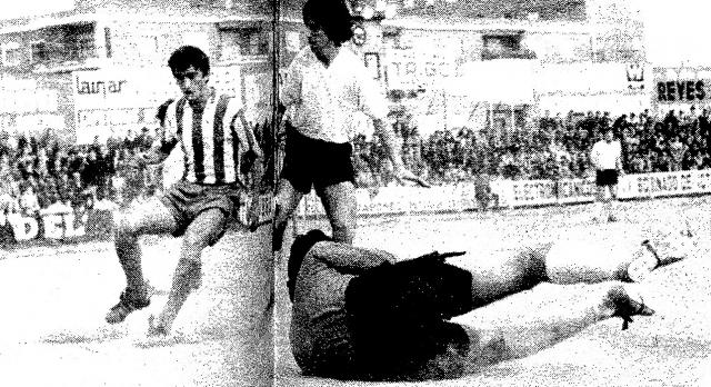 Angelín ante el meta Ibáñez en aquel Municipal El Prado de tierra