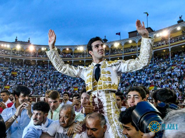  Tomás Rufo saliendo a hombros de Las Ventas