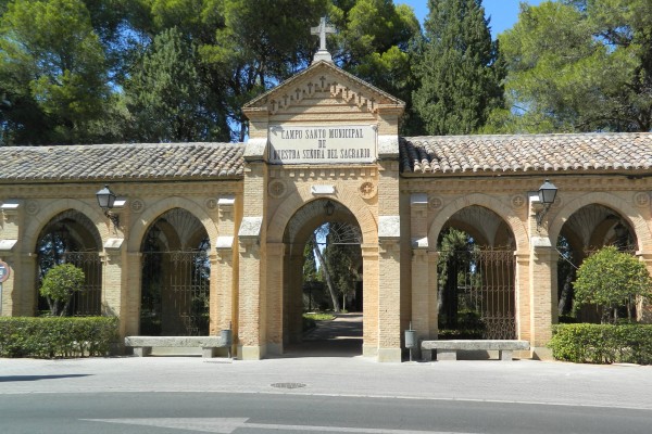 El Ayuntamiento recuperará 33 sepulturas y reparará el muro del cementerio municipal
