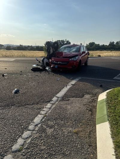 Grave accidente entre un coche y una moto a la salida de Prado del Arca