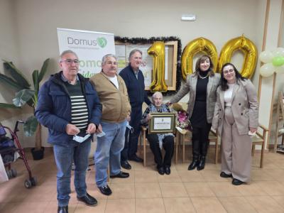 Camarenilla homenajea a su vecina Purificación Gómez Sánchez al cumplir 100 años