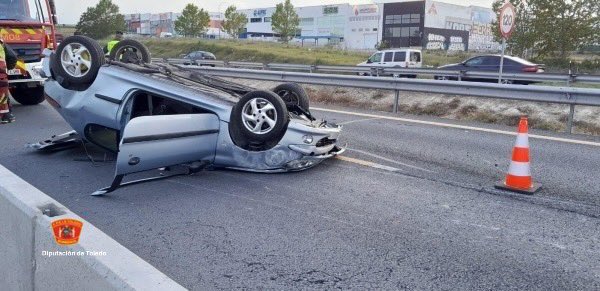 Rescatan a una conductora de 22 años que quedó atrapada en su turismo tras volcar