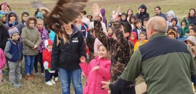 Alumnos del colegio 'Miguel de Cervantes' de Cazalegas participan en la suelta de aves en el embalse