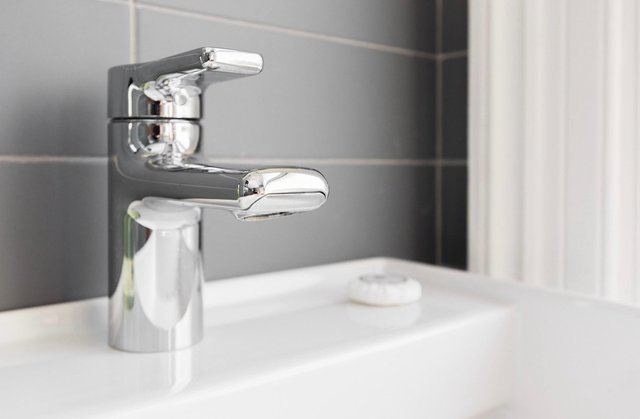 Una avería en la red general deja sin presión de agua a varios barrios de la ciudad