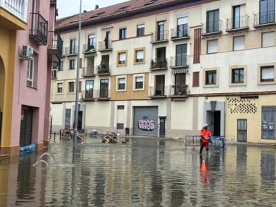 Bomberos trabajan sin descanso: Achican más de un millón de litros por hora