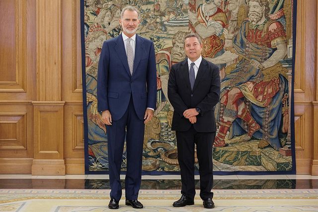 El Rey Felipe VI (i) recibe en audiencia al presidente de la Junta de Comunidades de Castilla-La Mancha, Emiliano García-Page (d) / Imagen de archivo