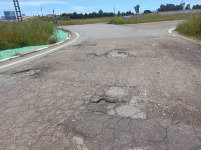 Vecinos alertan del mal estado de la calle del polígono Torrehierro