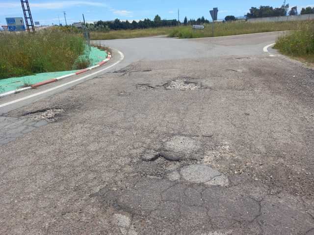 Vecinos alertan del mal estado de la calle del polígono Torrehierro